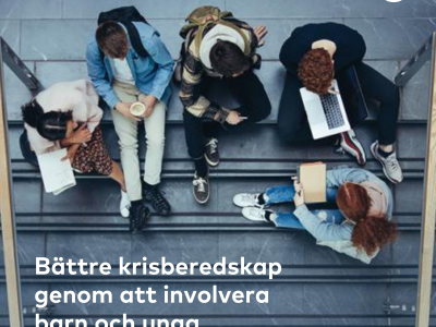 ungdomar som sitter i en trappa och samtalar